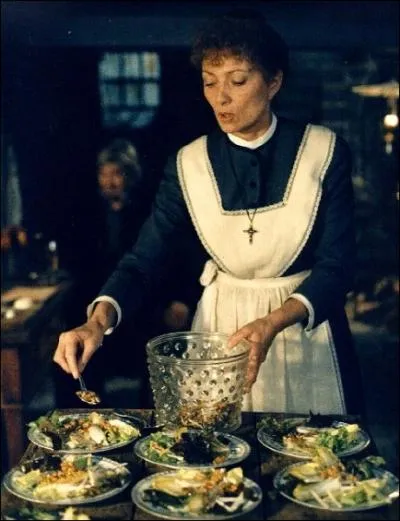 O une rfugie franaise au Danemark, ex-grand Chef, sert un extraordinaire repas aux villageois qui l'ont accueillie