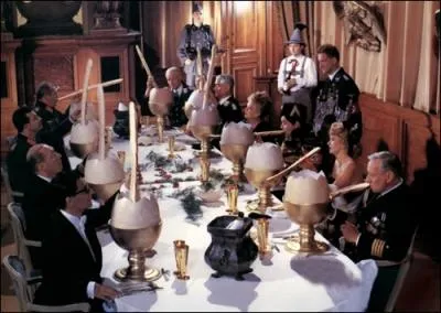 O l'on dguste des oeufs d'autruche  la coque tandis que Villeret entame 'Je n'ai pas chang' d'Iglsias