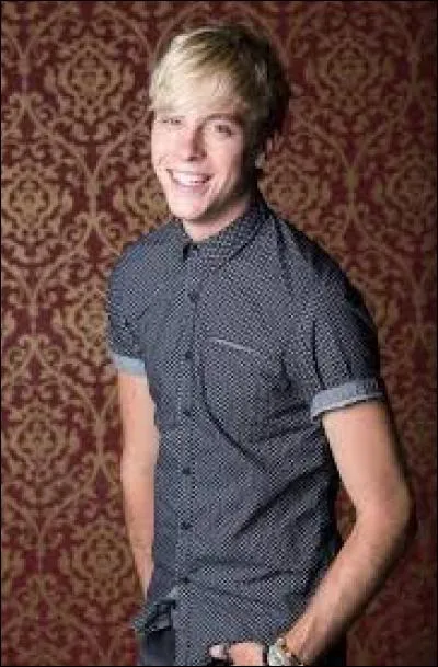 Sur l'image, qui est-ce et de quoi joue-t-il ?