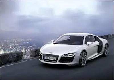 Trois places de la marque qui rivalise ainsi avec les marques historiques de ce segment : Porsche (la 911), Ferrari, Corvette ou Aston Martin.Cette voiture tire son nom de la voiture de course homonyme, victorieuse aux 24 Heures du Mans ? Voici une