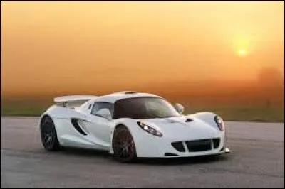 C'est une voiture de sport basée sur le châssis et la carrosserie rallongés de la Lotus Exige, uvre du préparateur américain Hennessey Performance Engineering ?
