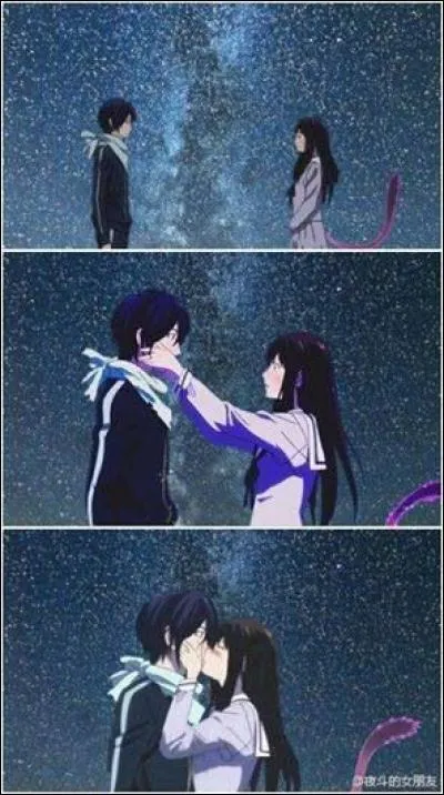 Un baiser sous le ciel étoilé... si ce n'est pas romantique ! Les deux protagonistes sont...