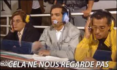 Dans quel sketch, le trio répète plusieurs fois la phrase "Cela ne nous regarde pas" ?