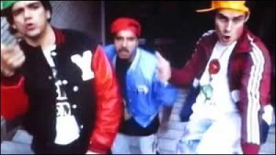 Dans le clip de la chanson "C'est ton destin", retrouvez avec quel orthographe Bernard Campan a-t-il écrit le titre de la chanson sur un mur.