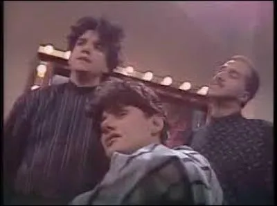 Quelle est la couleur des yeux d'Isabelle d'après une chanson des Inconnus ?