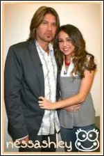 Qui est à côté de Miley ?