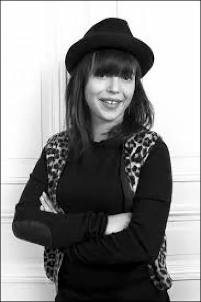 Sur quelle cha&icirc;ne de t&eacute;l&eacute;vision joue-t-elle ?