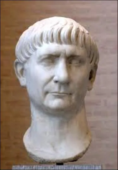 L'empereur Trajan a vécu après Jules César.
