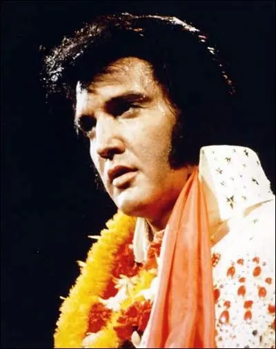 Le 14 janvier 1973, Elvis crée l'événement en se produisant en mondovision à Hawaii. Quel acteur était-il présent dans la salle ?