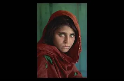 Les yeux verts les plus c&eacute;l&egrave;bres du monde. Ils appartiennent &agrave; une jeune fille Sharbat Gula qui a perdu ses parents dans une guerre c&eacute;l&egrave;bre. Quelle est donc cette guerre ?