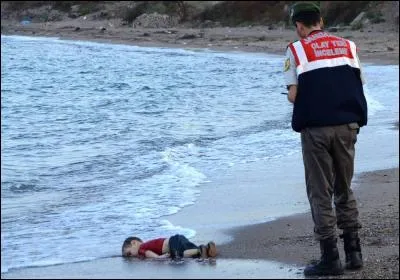 L'image du cadavre du petit Aylan Kurdi, gisant face contre terre sur une plage de la station baln&eacute;aire de Bodrum a choqu&eacute; le monde entier. Originaire de la ville syrienne de Koban&eacute;, Aylan Jurdi est mort noy&eacute; dans le naufrage de son embarcation qui &eacute;tait partie de la ville turque de Bodrum &agrave; destination de l'&icirc;le de Kos. Quel &acirc;ge avait ce petit enfant symbole de cette guerre de Syrie ?