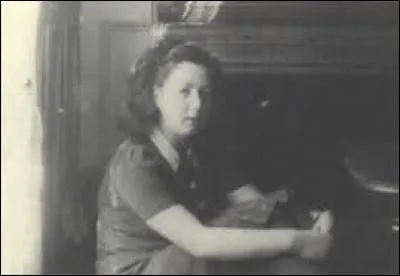 Elle a 17 ans quand elle est d&eacute;nonc&eacute;e par une lettre anonyme (en 1942) parce qu'elle ne porte pas l'&eacute;toile juive &agrave; son domicile de la rue des Boulets &agrave; Paris XI.Emprisonn&eacute;e &agrave; la Petite Roquette, elle meurt gaz&eacute;e &agrave; Auschwitz en 43, elle a &agrave; peine 18 ans. Elle laisse derri&egrave;re elle six mois de lettres &eacute;crites &eacute;crites &agrave; Fresnes et &agrave; Drancy. C'est la Anne Frank fran&ccedil;aise, ...