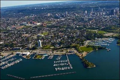Les habitants de cette ville sont des hamiltoniens. De quelle ville parle-je ?