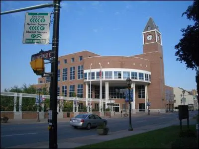 En 2003, cette ville a c&eacute;l&eacute;br&eacute; ses 150 ans. Essayez de nommer cette ville situ&eacute;e dans la banlieue de Toronto !