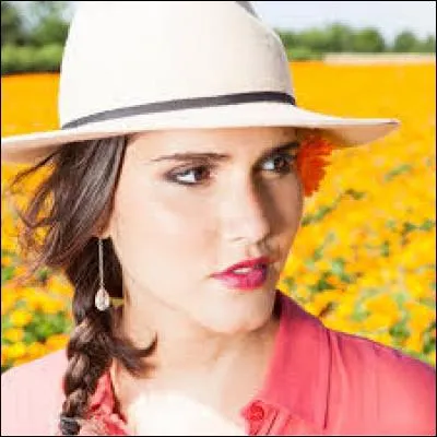 Qui écrit les paroles des chansons de Joyce ?