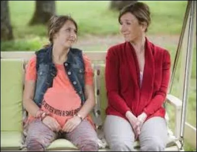 Sur cette photo, elle est enceinte. Comment s'appelle son enfant ?