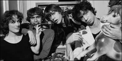 Quand le groupe donna-t-il un concert gratuit dans une station de métro, provoquant un embouteillage immense ?