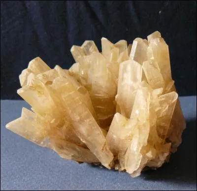 Quel est celui-ci qui est utilisé, réduit en poudre, depuis 8000 ans pour fabriquer le plâtre et protéger nos arbres fruitiers ?