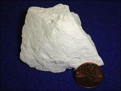 Utilisé dans l'industrie du papier, la médecine et la cosmétique. C'est la base de fabrication de la porcelaine. Quel minéral est-ce donc ?