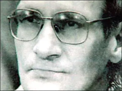 Francis Heaulme est un prédateur presque insaisissable, car sans domicile fixe. Un enquêteur, chef de la brigade de recherches de Rennes, va s'acharner à la traquer. Il s'agit de :