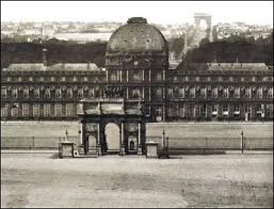 A cause de qui le roi de France s'est-il déplacé aux Tuileries à Paris ?