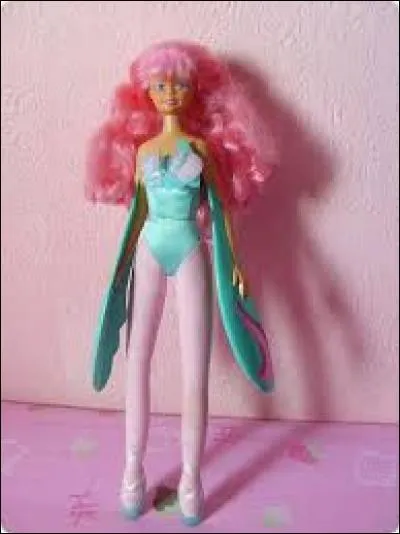 Cette poup&eacute;e est jolie et elle vole n'importe o&ugrave;, comment s'appelle-t-elle ?