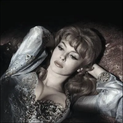 Dans quelle oeuvre classique retrouve-t-on la célèbre anastrophe "Vos beaux yeux, belle marquise, me font mourir d'amour" ?