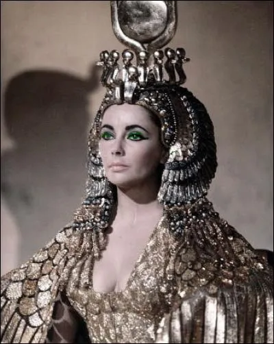 Cléopâtre voulut se donner la mort en se faisant apporter une corbeille de fruits contenant un ou deux serpents venimeux. Quels étaient les fruits dans le panier ?