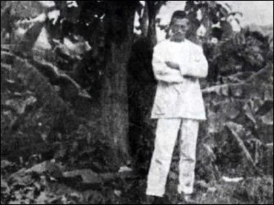 Sur le peu de photos que nous avons de Rimbaud à Harar, il y a une constance : Rimbaud y apparait le visage émacié, les traits du visage creusés . Adepte des paradis artificiels, on voit dans ces photos qu'il s'adonne clairement à la consommation d'une plante très populaire dans ce pays. Quelle est cette plante qui coupe la faim et qu'il mâche à longueur de journée ?