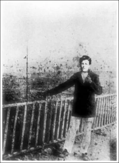 Quand il débarque à Harar, il est encore beau comme le prouve cette photo. Il n'aura aucun problème à séduire des femmes de l'ethnie Oromo ou Harari, musulmanes pour la plupart mais aussi orthodoxes. Il restera même pendant...avec l'une d'elles. Combien de temps ?