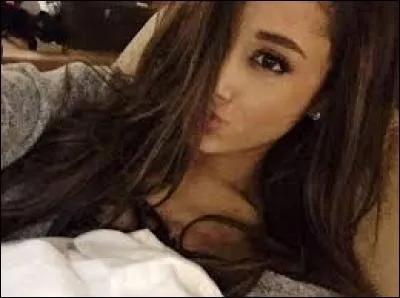 Ariana a chant&eacute; dans des chansons d'autres artistes, comme "Popular Song". Avec qui chante-t-elle cette chanson ?