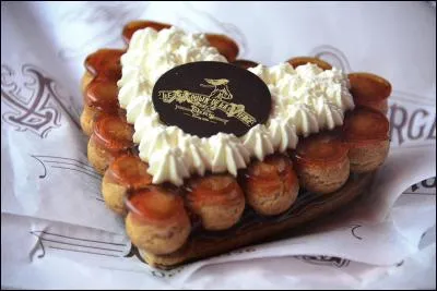 Ce gâteau est garni de sa crème chiboust :