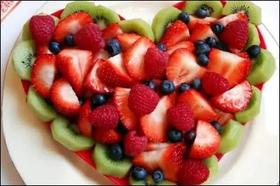 Quels fruits décorent ce beau gâteau ?