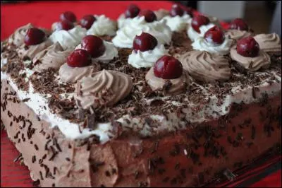 Quel est ce gâteau parfumé au kirsch ?