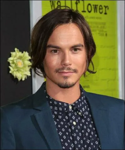 Et qui joue son rôle ?