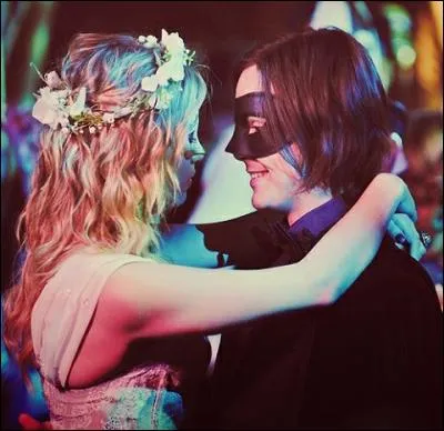 Avec qui Caleb est-il en couple ? (la plupart du temps)