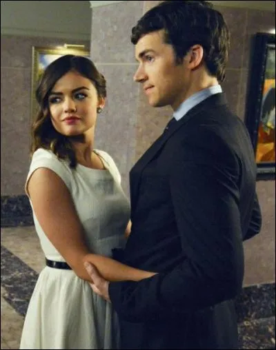 Avec qui Ezra est-il en couple ? (la plupart du temps)