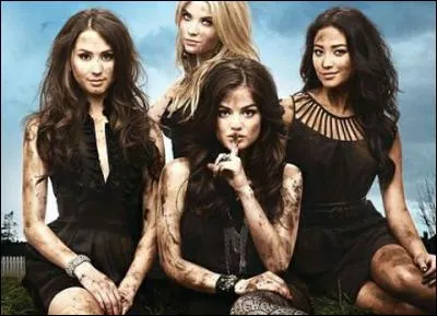 Combien de temps après la disparition d'Alison, les filles commencent-elles à recevoir des messages signés -A ?