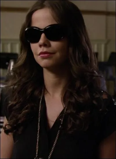 Comment s'appelle la soeur de Toby qui est devenue aveugle à cause d'Alison et de ses amies ?