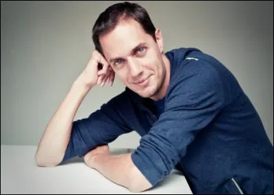 Cet homme est un auteur-interprète et slameur français. Il est né le 31 juillet 1977 au Blanc-Mesnil. Qui est-il ?