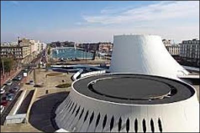 Oscar Niemeyer est célèbre pour avoir conçu la maison de la culture du Havre mais aussi beaucoup de bâtiments originaux notamment à Brasilia. Quelle était sa nationalité ?