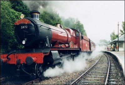 Dans la saga "Harry Potter", comment s'appelle ce train qui conduit les sorciers jusqu'à l'école de Poudlard ?