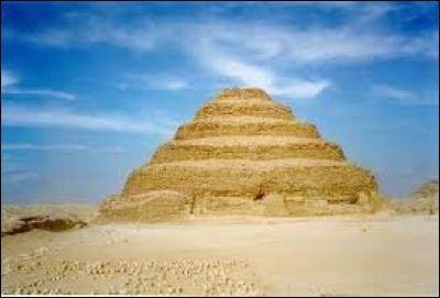 Au IIIe millénaire av. J.-C., l'architecte Imhotep fit construire la nécropole de Saqqarah avec notamment la première pyramide à degrés. Quel pharaon y fut inhumé ?