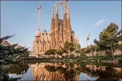 Antoni Gaudí (1852-1926) est mort sans avoir vu son oeuvre majeure terminée. Où se trouve cette basilique, la Sagrada Família, toujours inachevée à l'heure où je vous parle (10 h 00 le 9 février 2016) ?