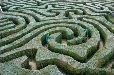 Cole erra dans ce labyrinthe de ruelles.