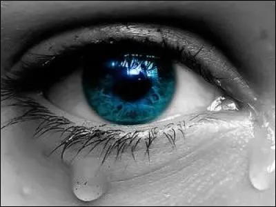 Les larmes "______" sur le visage de cette femme.