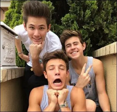 Quelle chanson interprète-t-il avec Daniel Skye ?