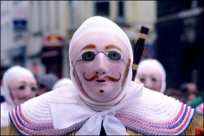 Un des moments magiques du carnaval de Binche, avant les chapeaux de plumes et les oranges, est celui où les Gilles portent brièvement l'énigmatique masque à lunettes (qui symbolise l'égalité entre tous). Mais quand cela se passe-t-il ?