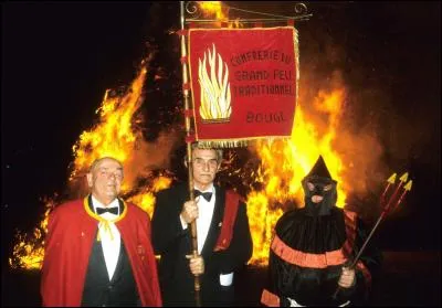 Cette fête liée au printemps et au carnaval voit l'allumage d'immenses feux de joie dont le principal brûle dans la commune de Bouge, sur les hauteurs de Namur et de la vallée de la Meuse. Il fait partie des brasiers allumés et visibles au même moment cette nuit-là, dite du "dimanche des Brandons". Mais combien de feux peut-on observer ce soir là ? (un porte-bonheur pour l'année)