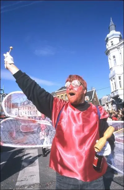 Ce carnaval germanique dans toute sa splendeur se déroule notamment à Eupen (région de Belgique où l'on parle allemand). Il se déroule surtout le Rosenmontag (lundi des Roses). Mais que crient donc les protagonistes ?